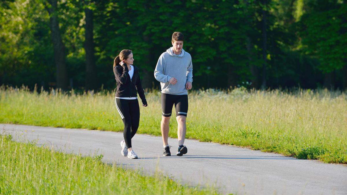 Varför promenader är snällare mot lederna än löpning